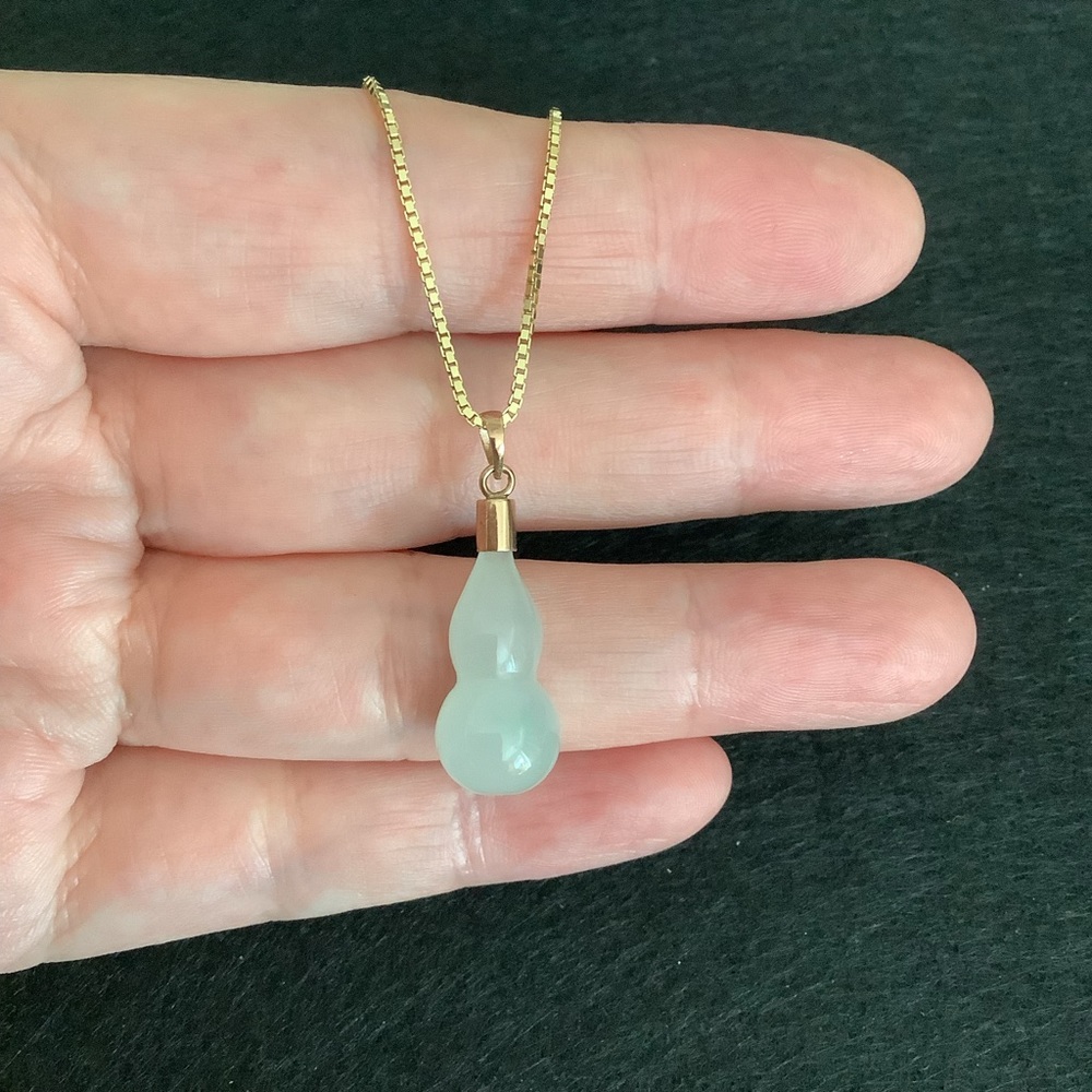 NEW 14KT yellow gold natural light green jade pendant. - Picture 4 of 5
